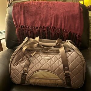 Joan & David 20” Diamond Quilted Nylon Travel Pet Dome Carrier Duffle.